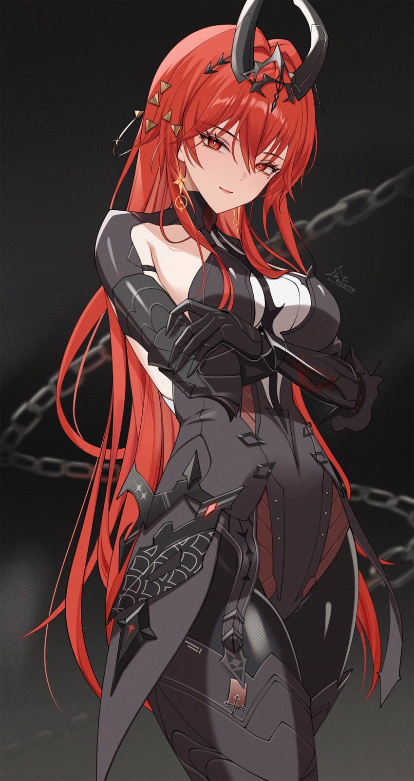 1girl, absurdres, black_bodysuit, black_horns, bodysuit, breasts, bright_pupils, chain, closed_mouth, commentary_request, cowboy_shot, dark_background, highres, horns, large_breasts, long_hair, looking_at_viewer, mole, mole_under_eye, official_alternate_costume, punishing:_gray_raven, red_eyes, red_hair, smile, solo, uriuritei, vera:_geiravor_(hollow_crown)_(pgr), vera:_geiravor_(pgr), vera_(pgr), very_long_hair, white_pupils