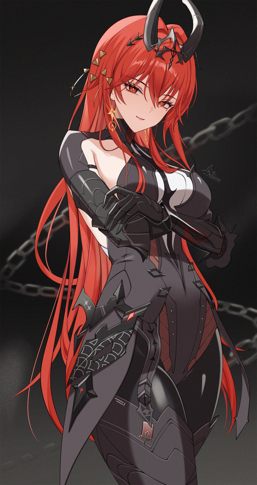 1girl, absurdres, black_bodysuit, black_horns, bodysuit, breasts, bright_pupils, chain, closed_mouth, commentary_request, cowboy_shot, dark_background, highres, horns, large_breasts, long_hair, looking_at_viewer, mole, mole_under_eye, official_alternate_costume, punishing:_gray_raven, red_eyes, red_hair, smile, solo, uriuritei, vera:_geiravor_(hollow_crown)_(pgr), vera:_geiravor_(pgr), vera_(pgr), very_long_hair, white_pupils