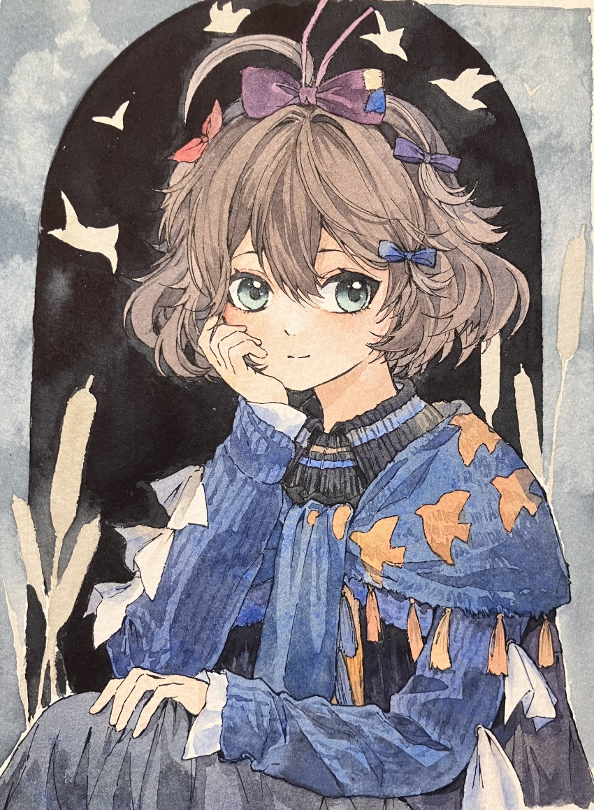 1girl, absurdres, ahoge, bai_wuya_bu_he_naicha_yo, black_background, blue_background, blue_bow, blue_dress, blue_eyes, blue_scarf, bow, brown_hair, closed_mouth, collared_dress, dress, elbow_on_knee, flutterpage, hair_bow, hand_on_own_cheek, hand_on_own_face, hand_on_own_knee, hand_up, head_rest, highres, looking_at_viewer, multiple_hair_bows, painting_(medium), purple_bow, red_bow, reeds, reverse:1999, scarf, short_hair, simple_bird, smile, solo, traditional_media, two-tone_background, upper_body, watercolor_(medium)