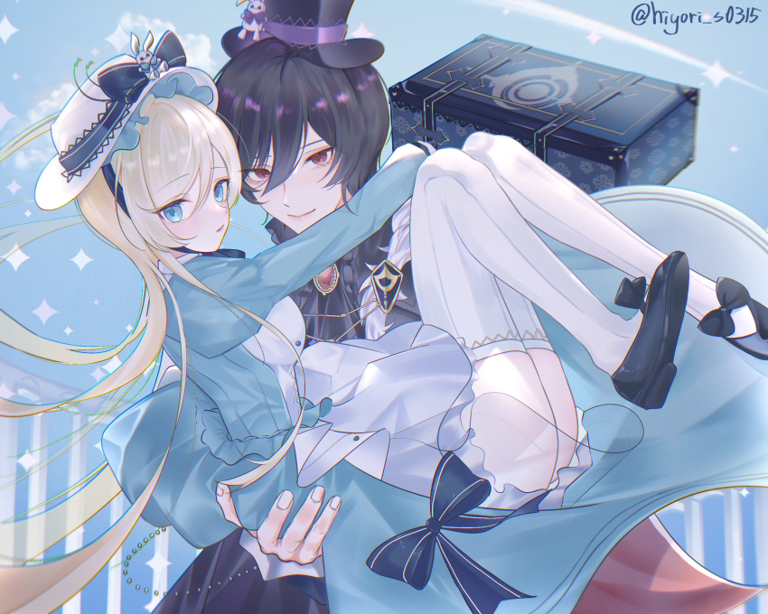 1boy, 1girl, alice_(arcaea), apron, arcaea, arms_around_neck, ascot, black_ascot, black_hair, black_hat, black_ribbon, black_shoes, blonde_hair, blue_dress, blue_eyes, bow, breasts, brooch, carrying, closed_mouth, commentary_request, dress, dress_bow, footwear_bow, frilled_apron, frills, hair_between_eyes, hat, hat_ornament, hat_ribbon, highres, hiyori_s0315, holding, holding_suitcase, jewelry, juliet_sleeves, long_hair, long_sleeves, looking_at_viewer, mary_janes, medium_breasts, parted_lips, princess_carry, puffy_sleeves, purple_ribbon, rabbit_hat_ornament, red_eyes, ribbon, shoes, short_hair, smile, standing, suitcase, tenniel_(arcaea), thighhighs, top_hat, very_long_hair, waist_apron, white_apron, white_hat, white_thighhighs