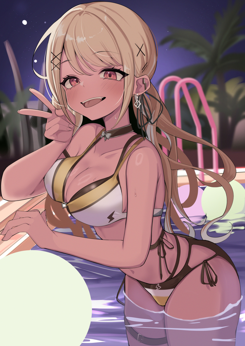 1girl, absurdres, bikini, black_ribbon, blonde_hair, blush, breasts, brown_eyes, cleavage, commentary_request, hair_ornament, hair_ribbon, hairclip, highres, kaminari_qpi, large_breasts, looking_at_viewer, navel, night, open_mouth, pool, ribbon, sameda_illust, solo, swimsuit, teeth, tongue, tongue_out, upper_teeth_only, v, virtual_youtuber, vspo!, wading, water, x_hair_ornament