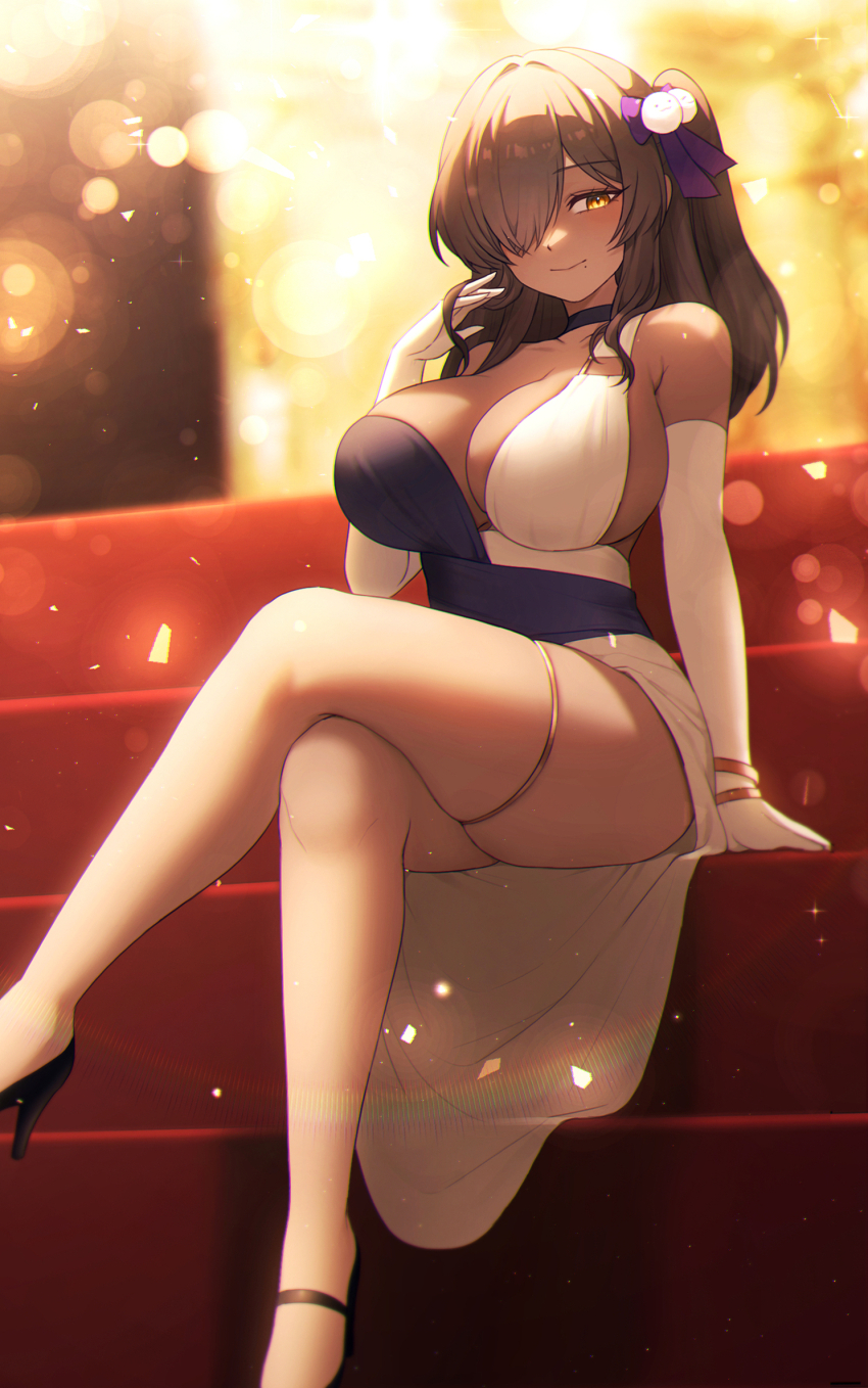 1girl, armpit_crease, black_choker, bow, bracelet, breasts, brown_hair, choker, cleavage, closed_mouth, collarbone, crossed_legs, dark-skinned_female, dark_skin, dress, elbow_gloves, feet_out_of_frame, gloves, goddess_of_victory:_nikke, gold_bracelet, hair_bow, hair_ornament, hair_over_one_eye, hand_up, high_heels, highres, hyeroin, jewelry, large_breasts, lens_flare, light_particles, looking_at_viewer, mole, mole_under_mouth, naga_(nikke), one_side_up, pom_pom_(clothes), pom_pom_hair_ornament, purple_bow, sitting, smile, solo, stairs, thighlet, thighs, white_dress, white_gloves, yellow_eyes