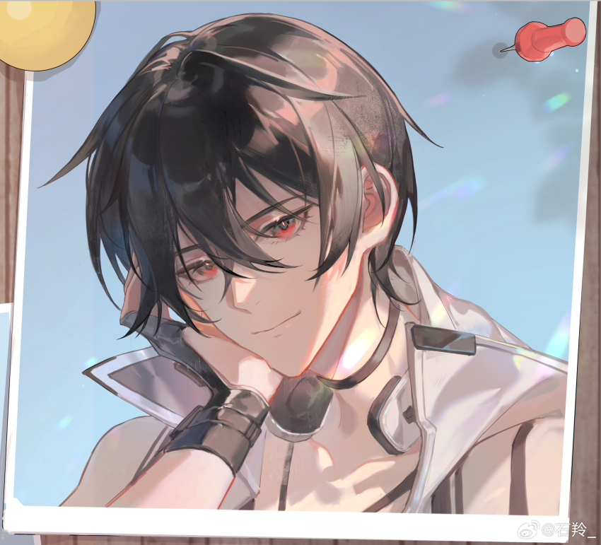 1boy, ayn_alwyn, ayn_alwyn_(azure_island), bare_shoulders, black_gloves, black_hair, blue_background, bulletin_board, chinese_commentary, closed_mouth, collarbone, fingerless_gloves, gloves, hair_between_eyes, head_on_hand, head_rest, headphones, headphones_around_neck, highres, hood, hood_down, hoodie, looking_at_viewer, lovebrush_chronicles, male_focus, official_alternate_costume, photo_(object), portrait, red_eyes, shiling, short_hair, sleeveless, sleeveless_hoodie, smile, solo, sunlight, thumbtack, watermark, weibo_watermark, white_hoodie