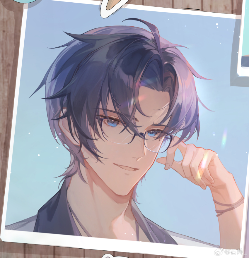 1boy, adjusting_eyewear, blue_background, blue_eyes, blue_hair, bracelet, bulletin_board, chinese_commentary, clarence_clayden, clarence_clayden_(azure_island), curtained_hair, glasses, hand_up, highres, jewelry, lapels, looking_at_viewer, lovebrush_chronicles, male_focus, mole, mole_under_eye, necklace, official_alternate_costume, parted_bangs, parted_lips, photo_(object), portrait, shawl_lapels, shiling, shirt, short_hair, smile, solo, sticker, sunlight, watermark, weibo_watermark, white_shirt