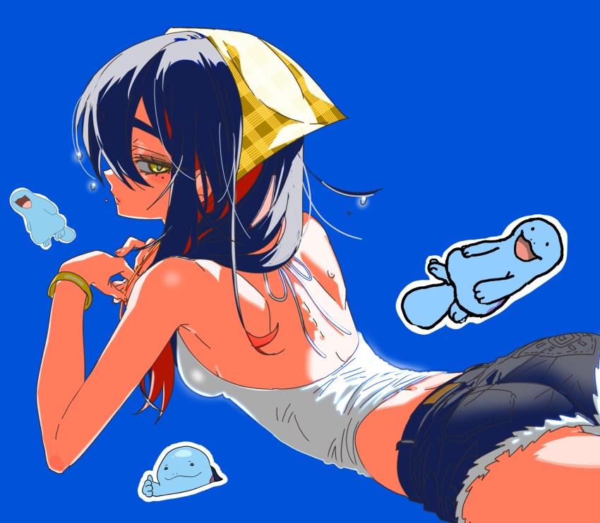 1girl, 5oh5s2, alternate_costume, ass, black_hair, blue_background, blush, breasts, camisole, carmine_(pokemon), closed_mouth, denim, denim_shorts, gen_2_pokemon, hair_between_eyes, highres, long_hair, looking_at_viewer, looking_back, lying, mole, mole_under_eye, multicolored_hair, nintendo, on_stomach, pokemon, pokemon_scarlet_and_violet, profile, quagsire, red_hair, short_shorts, shorts, simple_background, small_breasts, solo, thumbs_up, white_camisole, wristband, yellow_eyes