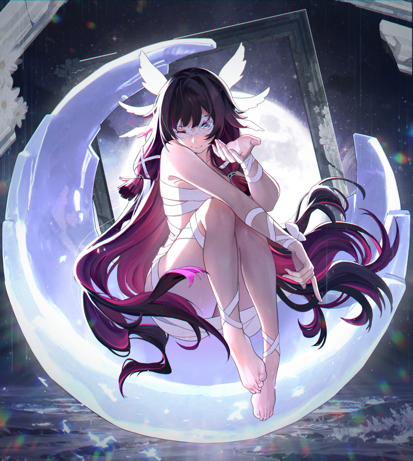 1girl, ;), absurdres, bandages, bare_shoulders, barefoot, black_hair, blue_eyes, chest_sarashi, colored_inner_hair, columbina_(genshin_impact), genshin_impact, highres, knees_up, long_hair, looking_at_viewer, multicolored_hair, nervi_fd, one_eye_closed, purple_hair, sarashi, smile, solo, thighs, very_long_hair