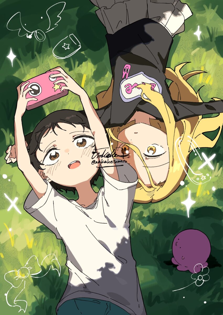 2girls, ankaketomato, black_hair, black_shirt, blonde_hair, blush, brown_eyes, camera