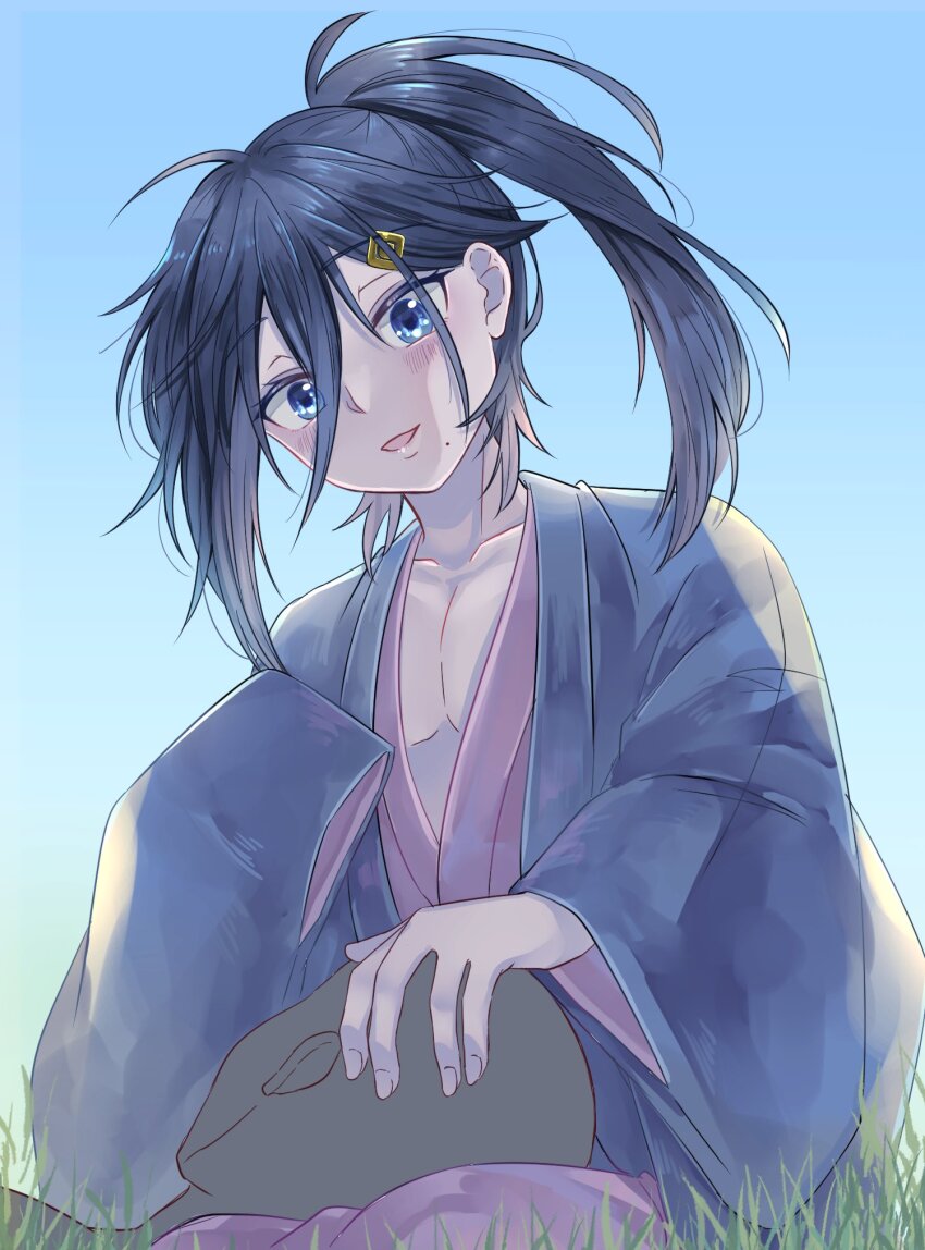 ahoge, blue_background, blue_eyes, blue_hair, blush, cecilus_segmunt, day, gradient_hair, grass, hair_between_eyes, hair_ornament, head_tilt, highres, japanese_clothes, kimono, layered_clothes, long_hair, looking_at_viewer, mole, mole_under_mouth, multicolored_hair, open_clothes, open_mouth, oshi_suko1, outdoors, ponytail, re:zero_kara_hajimeru_isekai_seikatsu, sash, simple_background, sitting, sky, smile, upper_body, yukata