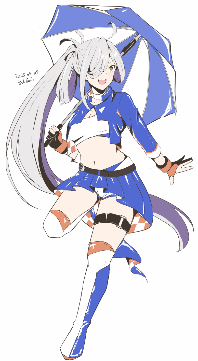 1girl, ahoge, akigumo_(kancolle), akigumo_(kancolle)_(cosplay), akigumo_kai_ni_(kancolle), akigumo_kai_ni_(kancolle)_(cosplay), akigumo_kai_ni_(race_queen)_(kancolle), asashimo_(kancolle), bandeau, blue_boots, blue_jacket, blue_skirt, boots, choker, cosplay, cropped_jacket, dated, full_body, gloves, grey_eyes, grey_hair, hair_over_one_eye, highres, holding, holding_umbrella, jacket, kantai_collection, knee_boots, leg_up, long_hair, long_sleeves, looking_at_viewer, midriff, navel, open_mouth, partially_fingerless_gloves, ponytail, race_queen, sharp_teeth, simple_background, skirt, smile, solo, standing, standing_on_one_leg, taira_yuuki, teeth, thigh_strap, umbrella, white_background, white_bandeau, white_choker