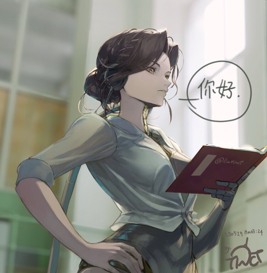 1girl, absurdres, android, artist_name, blurry, blurry_background, book, brown_hair, chinese_text, dated, from_side, hand_on_own_hip, highres, holding, holding_book, indoors, joints, lucy_(reverse:1999), metal_skin, profile, reading, reverse:1999, robot_girl, robot_joints, shirt, short_hair, signature, solo, speech_bubble, tinct, upper_body, white_shirt, yellow_eyes