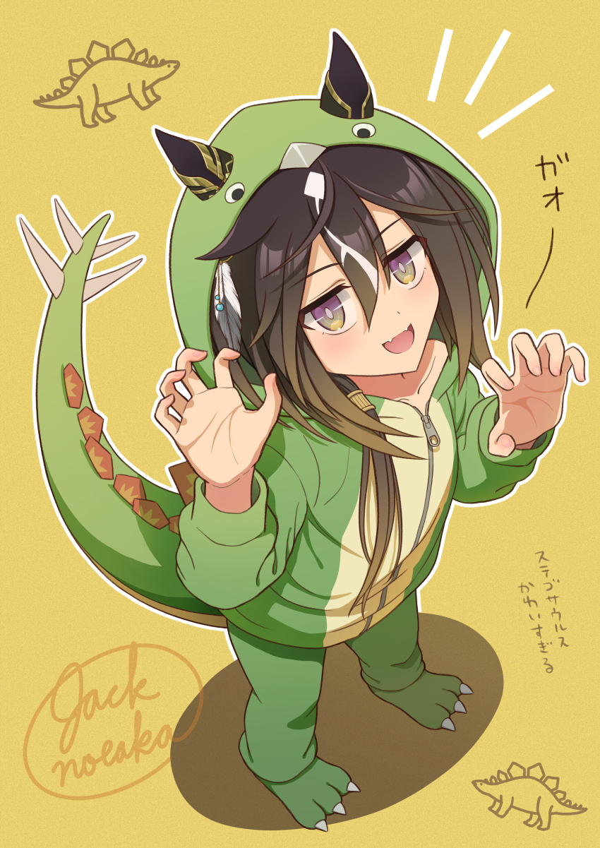1girl, absurdres, alternate_costume, animal_ears, bright_pupils, brown_hair, claw_pose, dinosaur, dinosaur_costume, fangs, feather_hair_ornament, feathers, gradient_eyes, gradient_hair, hair_ornament, highres, horse_ears, horse_girl, jack_(jacknoeaka), looking_at_viewer, multicolored_eyes, multicolored_hair, open_mouth, signature, simple_background, solo, stay_gold_(umamusume), stegosaurus, umamusume, yellow_background
