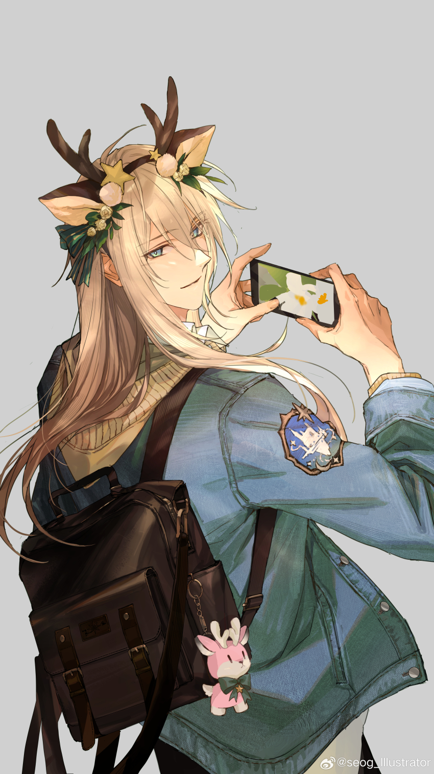1boy, absurdres, alkaid_mcgrath, alkaid_mcgrath_(spirit_world), alternate_costume, animal_ear_hairband, animal_ears, antlers, aqua_eyes, backpack, bag, bag_charm, blonde_hair, brown_bag, casual, cellphone, charm_(object), collared_shirt, deer_antlers, deer_ears, denim, denim_jacket, fake_animal_ears, flower, from_behind, green_ribbon, grey_background, hair_between_eyes, hair_flower, hair_ornament, hair_ribbon, hairband, hands_up, highres, holding, holding_phone, horns, jacket, korean_commentary, long_hair, long_sleeves, looking_at_viewer, looking_back, lovebrush_chronicles, male_focus, official_art, open_clothes, open_jacket, parted_lips, phone, pom_pom_(clothes), pom_pom_hair_ornament, ribbon, seomouse, shirt, simple_background, smartphone, smile, solo, star_(symbol), star_hair_ornament, stuffed_deer, sweater, taking_picture, upper_body, watermark, weibo_watermark, white_shirt, yellow_sweater