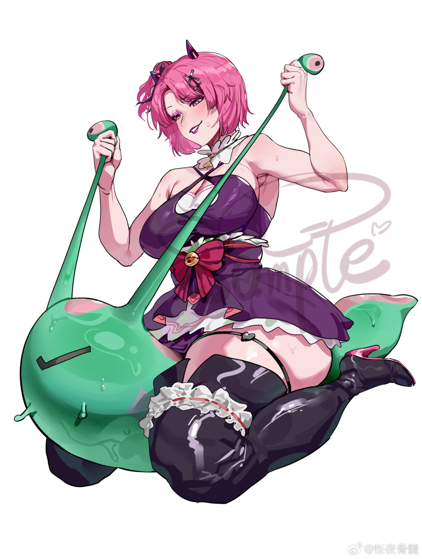 1girl, absurdres, armpits, bare_shoulders, blush, boots, breasts, cleavage, clenched_teeth, dress, eoe, evil_grin, evil_smile, eyeshadow, full_body, grin, hair_ornament, hairclip, high_heel_boots, high_heels, highres, horns, kuook, large_breasts, makeup, minuo_(eoe), pink_hair, purple_eyeshadow, purple_lips, red_eyes, side_ponytail, sleeveless, sleeveless_dress, smile, solo, sweat, teeth, thick_thighs, thigh_boots, thigh_strap, thighs, virtual_youtuber