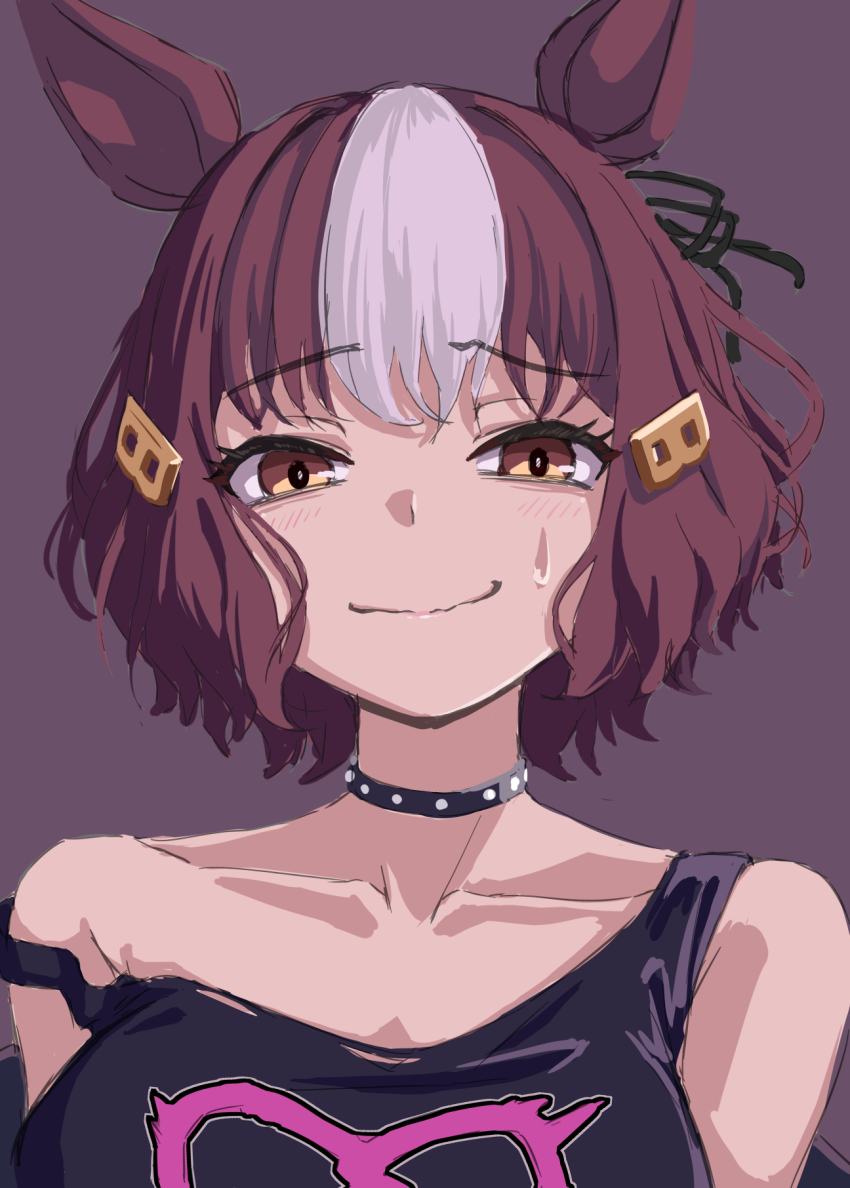 1girl, alternate_costume, animal_ears, bare_shoulders, belno_light_(umamusume), black_choker, black_tank_top, bow, breasts, brown_hair, choker, closed_mouth, collarbone, ear_ribbon, hair_ornament, highres, horse_ears, horse_girl, kamikumo_(km_kamikumo), looking_at_viewer, multicolored_hair, short_hair, simple_background, smile, solo, tank_top, two-tone_hair, umamusume, umamusume:_cinderella_gray, upper_body, white_hair