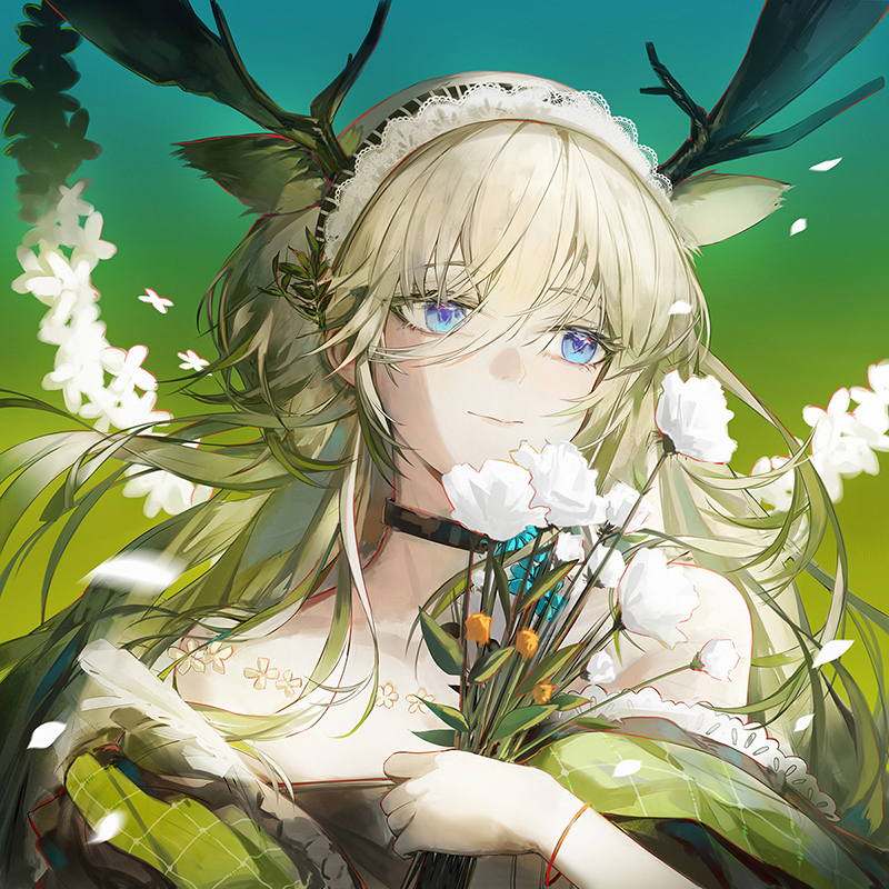 1girl, antlers, arknights, bare_shoulders, black_choker, blonde_hair, blue_eyes, chinese_commentary, choker, commentary_request, flower, hairband, horns, long_hair, off_shoulder, official_alternate_costume, smile, solo, upper_body, viviana_(arknights), viviana_(sent_from_ognisko)_(arknights), white_flower, yuuki_mix