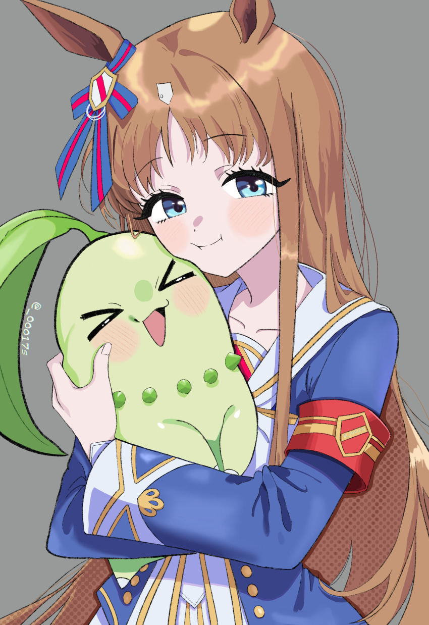 >_<, 00017s, :i, absurdres, animal_ears, armband, blue_eyes, blue_jacket, blush, bow, brown_hair, chikorita, commentary, dress, ear_bow, ear_ribbon, gen_2_pokemon, grass_wonder_(stone-piercing_blue)_(umamusume), grass_wonder_(umamusume), grey_background, highres, horse_ears, horse_girl, horse_tail, jacket, long_hair, long_sleeves, looking_at_viewer, nintendo, pokemon, pokemon_(creature), red_armband, sailor_collar, seven, simple_background, solo, tail, umamusume, white_bow, white_dress, white_jacket