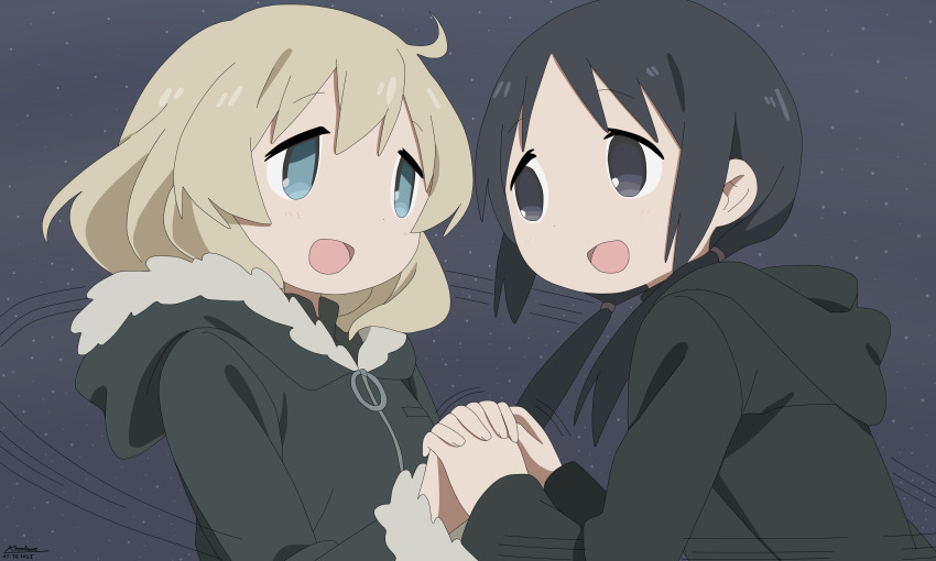 2girls, absurdres, artist_name, atomlarve, black_hair, blonde_hair, blue_eyes, chito_(shoujo_shuumatsu_ryokou), coat, dated, eye_contact, female_focus, fur-trimmed_coat, fur_trim, green_coat, highres, holding_hands, hood, hood_down, hooded_coat, looking_at_another, multiple_girls, open_mouth, shoujo_shuumatsu_ryokou, twintails, yuuri_(shoujo_shuumatsu_ryokou)