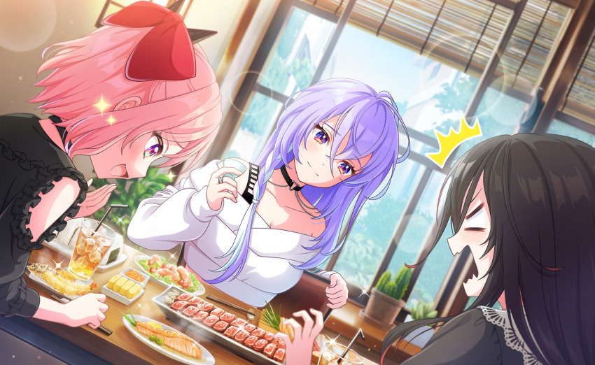 >_<, 3girls, :d, ahoge, black_choker, black_hair, black_shirt, blush