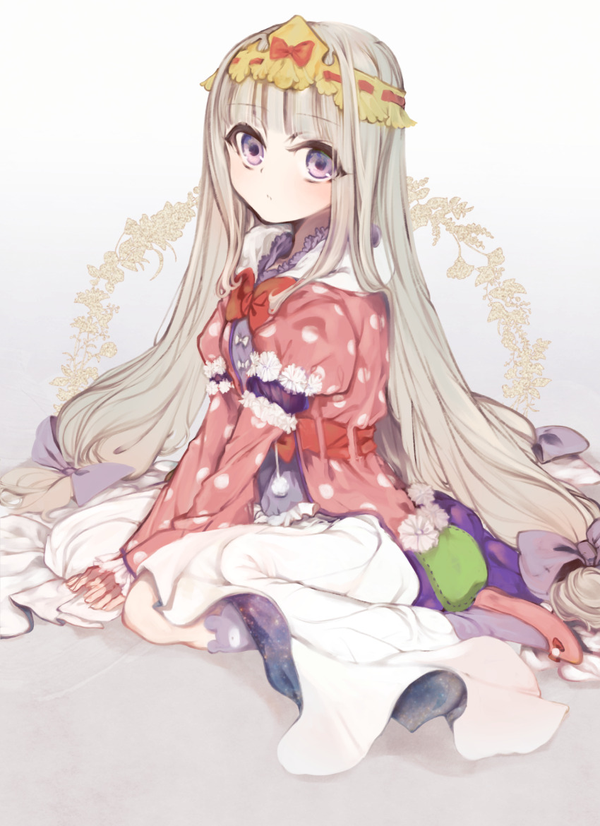 1girl, animal_ear_legwear, aurora_sya_lis_kaymin, bow, commentary_request, expressionless, grey_background, grey_hair