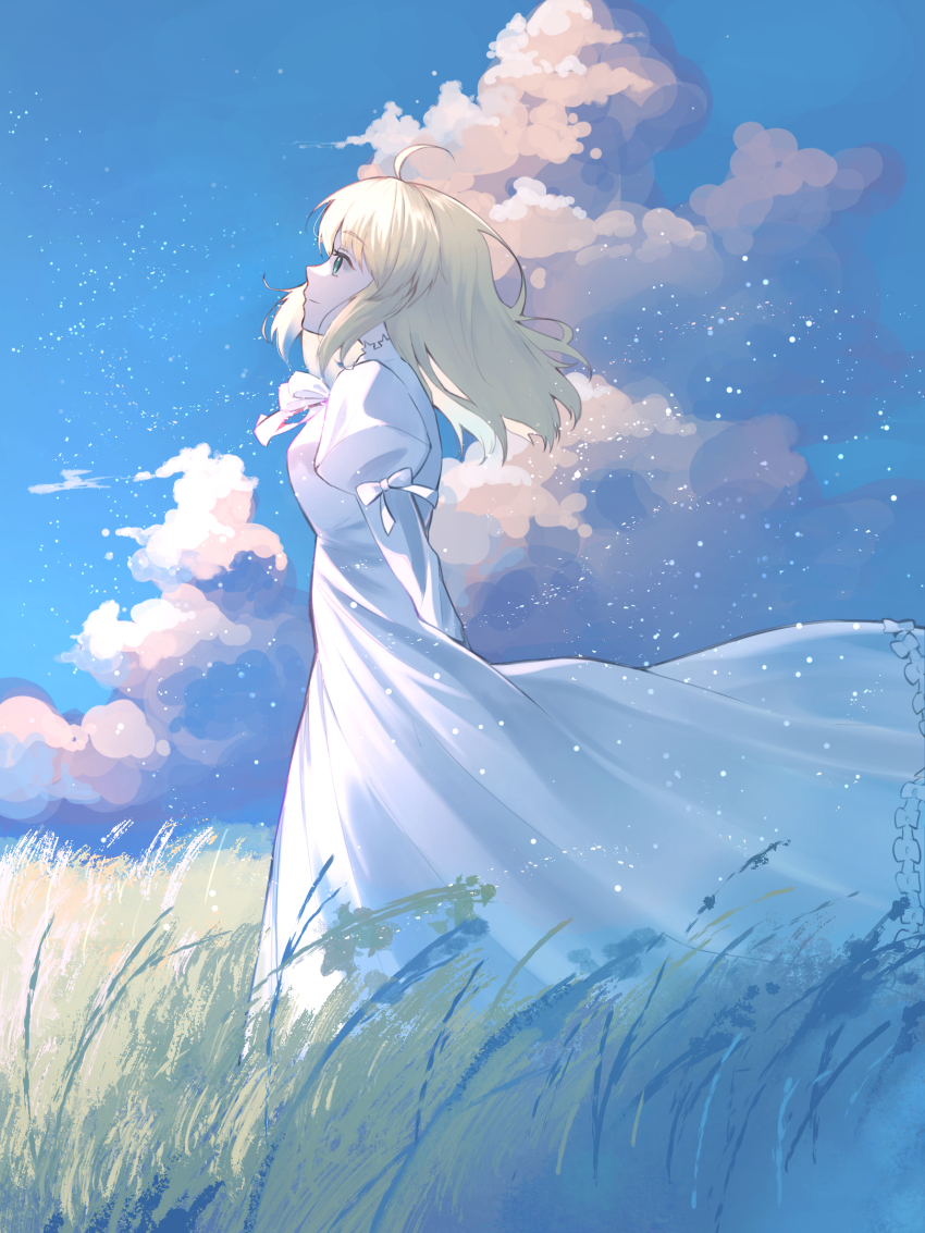 1girl, ahoge, arm_behind_back, artoria_pendragon_(fate), blonde_hair, blue_sky, bow, closed_mouth