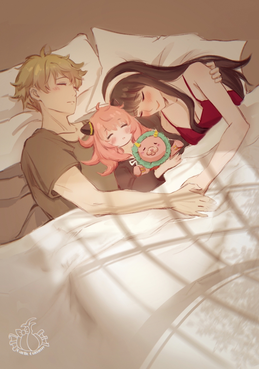 1boy, 2girls, absurdres, adoptive_parent_and_adoptive_child, anya_(spy_x_family), artist_logo, bare_shoulders, black_hair, black_shirt, blonde_hair, blush, breasts, camisole, child, chinese_commentary, cleavage, closed_eyes, closed_mouth, collarbone, commentary_request, family, father_and_child, father_and_daughter, garlic_gummy, hairband, hairpods, hand_on_another's_shoulder, head_on_pillow, highres, holding, holding_hands, holding_stuffed_toy, logo, long_hair, long_sidelocks, lying, medium_breasts, medium_hair, mother_and_child, mother_and_daughter, multiple_girls, on_back, on_bed, parent_and_child, parted_lips, pillow, pink_hair, red_camisole, shirt, short_hair, sidelocks, single_sidelock, sleeping, smile, spy_x_family, stuffed_animal, stuffed_toy, t-shirt, twilight_(spy_x_family), under_covers, white_hairband, yor_briar