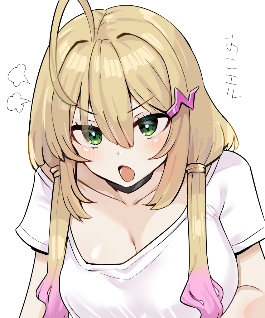 1girl, absurdres, ahoge, angry, blonde_hair, blush, breasts, cleavage, elle_(monster_strike), green_eyes, hagezizii, hair_between_eyes, highres, huge_breasts, low_twintails, monster_strike, multicolored_hair, open_mouth, pink_hair, pink_streaks, short_sleeves, solo, translation_request, twintails, two-tone_hair, upper_body, white_background