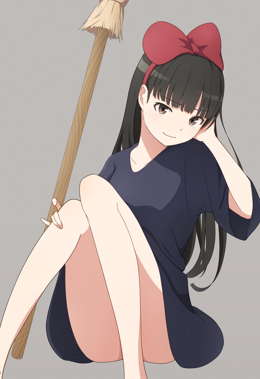 1girl, absurdres, amagami, arm_behind_head, ayatsuji_tsukasa, barefoot, black_eyes, black_hair, blue_dress, blunt_bangs, bow, broom, closed_mouth, commentary_request, convenient_leg, cosplay, dress, grey_background, hair_bow, hand_on_own_knee, highres, kagari_ds, kiki_(majo_no_takkyuubin), kiki_(majo_no_takkyuubin)_(cosplay), long_hair, looking_at_viewer, majo_no_takkyuubin, no_pants, red_bow, simple_background, sitting, solo, straight_hair