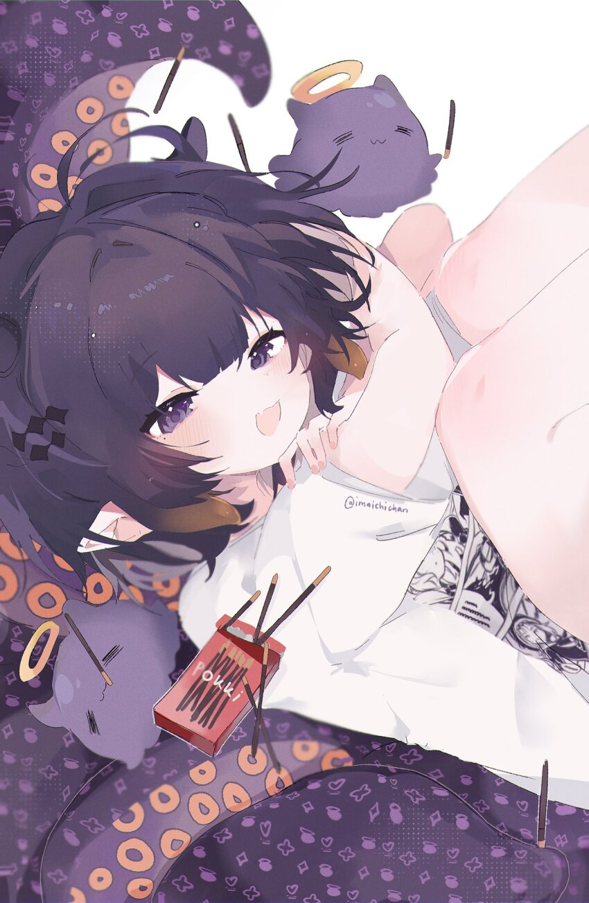 1girl, alternate_hairstyle, artist_name, ben-day_dots, blunt_bangs, center-flap_bangs, commentary, crew_neck, fang, fingernails, floating, floating_hair, floating_object, food, gradient_hair, hair_ornament, hairclip, halo, hands_on_own_arms, highres, hololive, hololive_english, hugging_own_legs, imaichichan, instagram_username, light_blush, looking_at_viewer, mole, mole_under_eye, multicolored_hair, ninomae_ina'nis, ninomae_ina'nis_(loungewear), no_nose, official_alternate_costume, open_mouth, orange_hair, pocky, pocky_day, pointy_ears, print_shirt, purple_eyes, purple_hair, screentones, shirt, short_hair, short_sleeves, skin_fang, solo, takodachi_(ninomae_ina'nis), tentacle_hair, tentacles, traditional_halo, twitter_username, virtual_youtuber, white_background, white_shirt