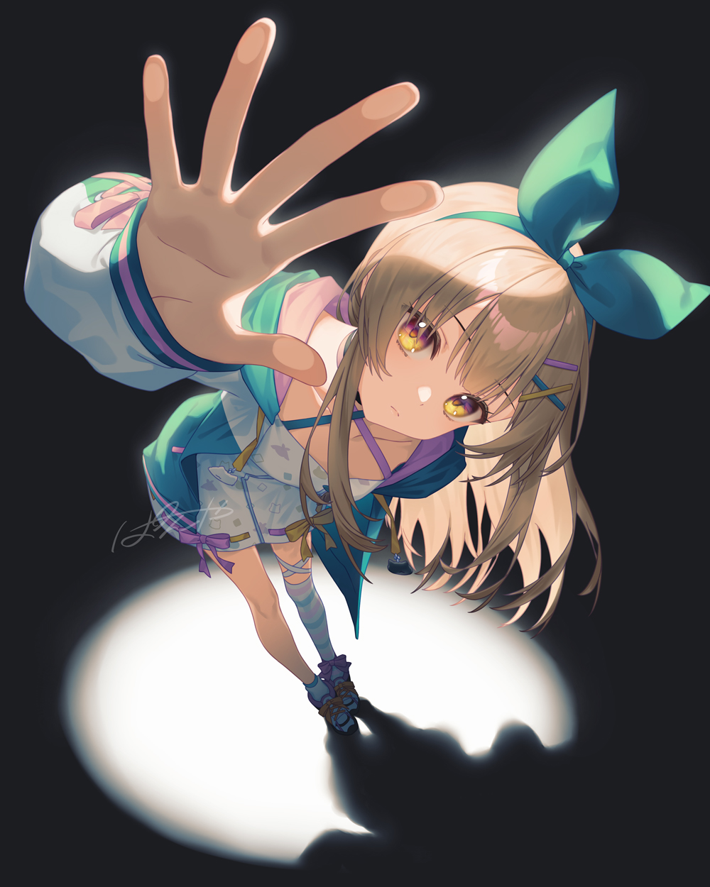 1girl, asymmetrical_legwear, blonde_hair, bow, bow_hairband, breasts, brown_hair, closed_mouth