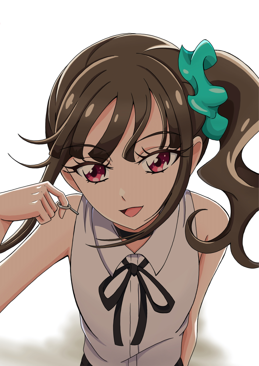 1girl, :d, absurdres, aqua_scrunchie, arm_at_side, bare_arms, bare_shoulders, black_choker, black_ribbon, black_shorts, blunt_bangs, brown_hair, chainsaw_man, choker, collared_shirt, commentary, cosplay, eyelashes, grenade_pin, hair_ornament, hair_scrunchie, hand_up, highres, leaning_forward, looking_at_viewer, morishita_(moricuremori), neck_ribbon, nekoyashiki_mayu, open_mouth, pink_eyes, ponytail, precure, reze_(chainsaw_man), reze_(chainsaw_man)_(cosplay), ribbon, scrunchie, shirt, shorts, side_ponytail, sleeveless, sleeveless_shirt, smile, solo, tsurime, ueda_reina, upper_body, voice_actor_connection, white_background, white_shirt, wonderful_precure!