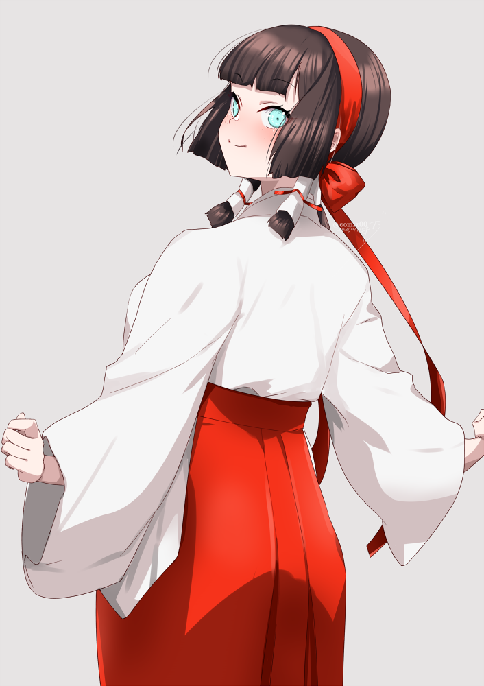 1girl, black_hair, commentary_request, freckles, from_behind, green_eyes, hairband, hakama
