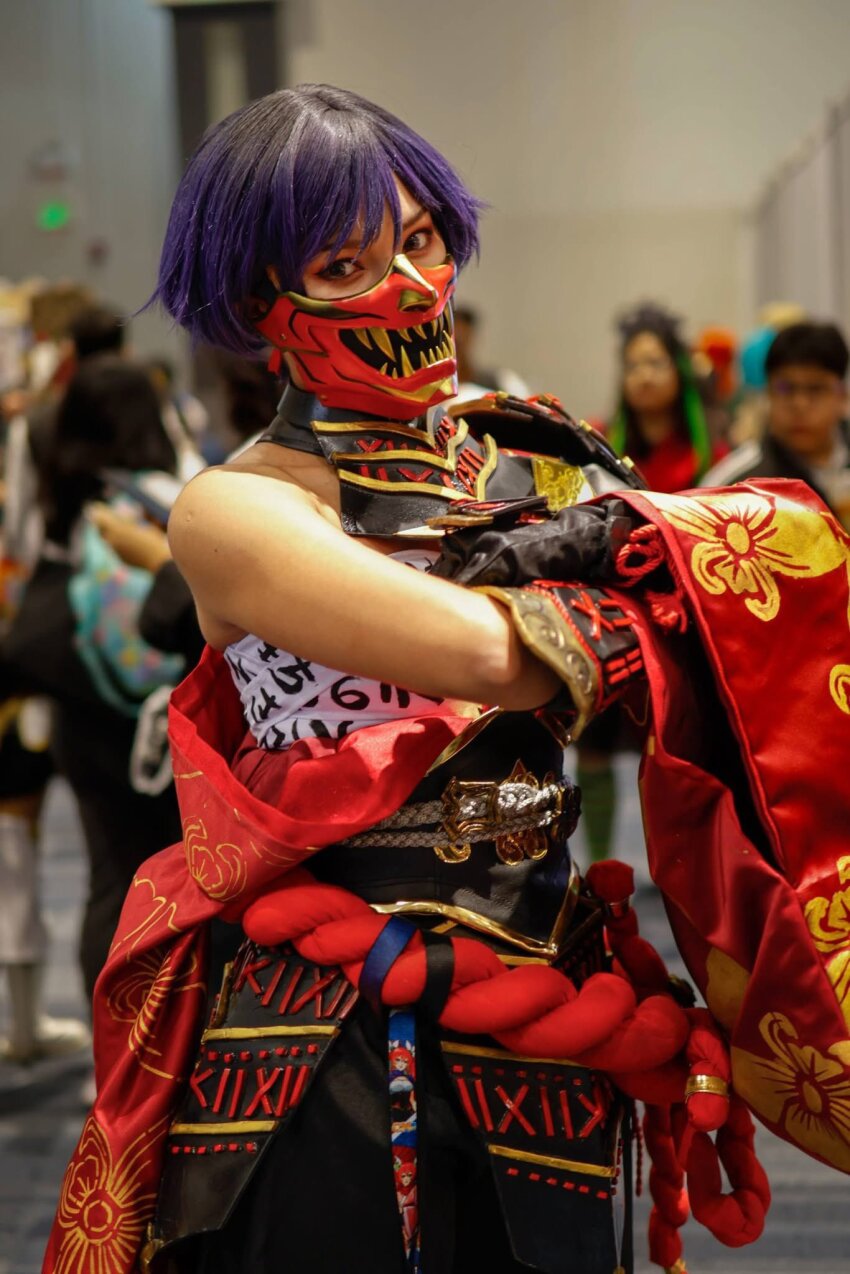 1girl, armor, asymmetrical_clothes, black_gloves, black_hair, blurry, blurry_background, chest_sarashi