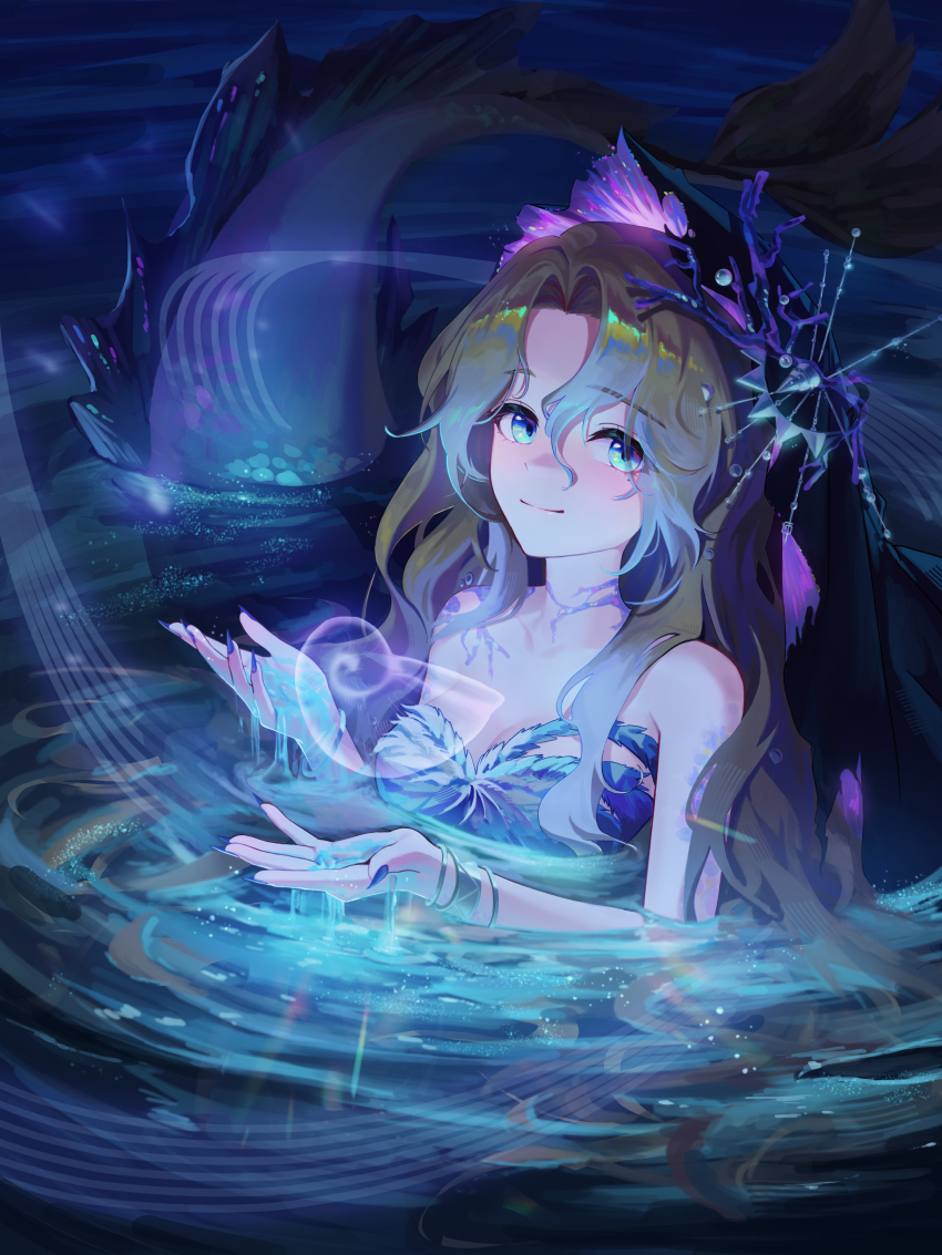 1girl, absurdres, bare_shoulders, blonde_hair, blue_eyes, blue_tube_top, blue_veil, breasts, changi_16, cleavage, closed_mouth, commentary_request, coral_hair_ornament, dark, hair_ornament, highres, holding_water, korean_commentary, large_breasts, looking_at_viewer, mermaid, monster_girl, official_alternate_costume, partially_submerged, reverse:1999, smile, solo, strapless, tube_top, upper_body, veil, vila_(reverse:1999), water