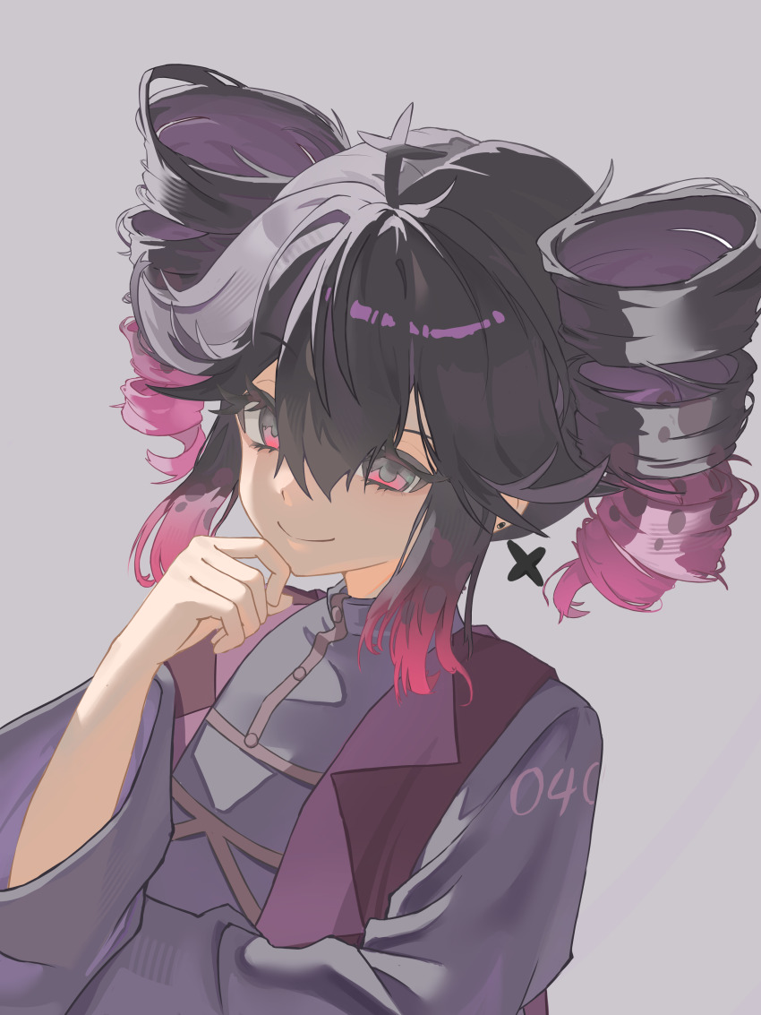 1girl, absurdres, ahoge, alternate_hair_color, black_hair, closed_mouth, clothes_writing, collared_shirt, commentary, cross, cross_ahoge, cross_earrings, drill_hair, earrings, gradient_hair, grey_background, grey_shirt, hair_between_eyes, hand_on_own_chin, hand_up, highres, jewelry, kasane_teto, korean_commentary, long_sleeves, multicolored_hair, pink_eyes, pink_hair, polka_dot, polka_dot_hair, q&amp;a_(utau), shirt, simple_background, smile, solo, twin_drills, user_jnvd4372, utau, wide_sleeves