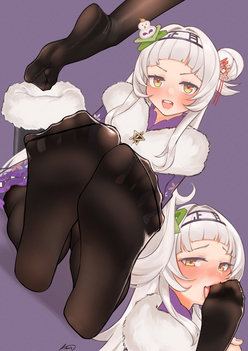 1girl, absurdres, aiharararara, arched_bangs, black_pantyhose, blush, commentary, english_commentary, eyelashes, feet, foot_focus, foreshortening, full_body, fur_trim, grey_hair, hair_bun, hair_intakes, hair_ornament, hairband, highres, hololive, japanese_clothes, kimono, licking_own_foot, long_hair, looking_at_viewer, murasaki_shion, murasaki_shion_(new_year), official_alternate_costume, one_side_up, open_mouth, orange_eyes, pantyhose, purple_background, purple_kimono, sidelocks, signature, single_hair_bun, sitting, soles, spread_legs, teeth, toe_seam, toes, upper_teeth_only, virtual_youtuber