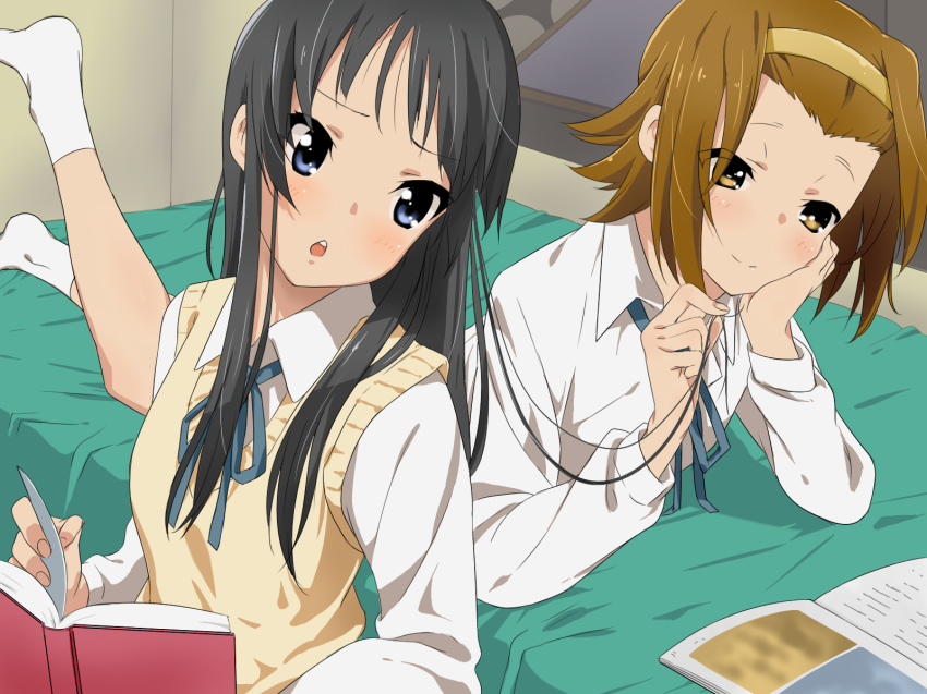 2girls, :o, akiyama_mio, bad_id, bad_pixiv_id, bed, bed_sheet, black_hair