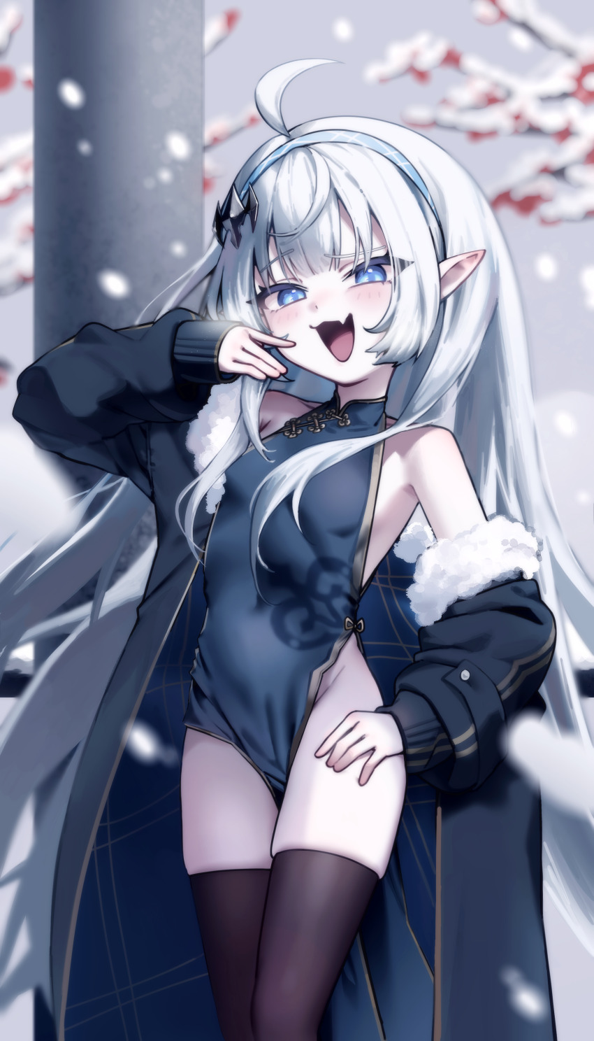 1girl, absurdres, ahoge, alternate_costume, bare_shoulders, black_dress, black_jacket, black_thighhighs, blue_eyes, blue_hairband, blurry, blurry_background, breasts, china_dress, chinese_clothes, commentary, depth_of_field, dress, fang, female_tyrant_(stella_sora), fur-trimmed_jacket, fur_trim, hair_ornament, hairband, highres, jacket, jiajia_0425, long_hair, long_sleeves, looking_at_viewer, mesugaki, off_shoulder, open_clothes, open_jacket, open_mouth, outdoors, pointy_ears, skin_fang, sleeveless, sleeveless_dress, small_breasts, smile, smug, snow, snowing, solo, stella_sora, thighhighs, tyrant_(stella_sora), very_long_hair, white_hair