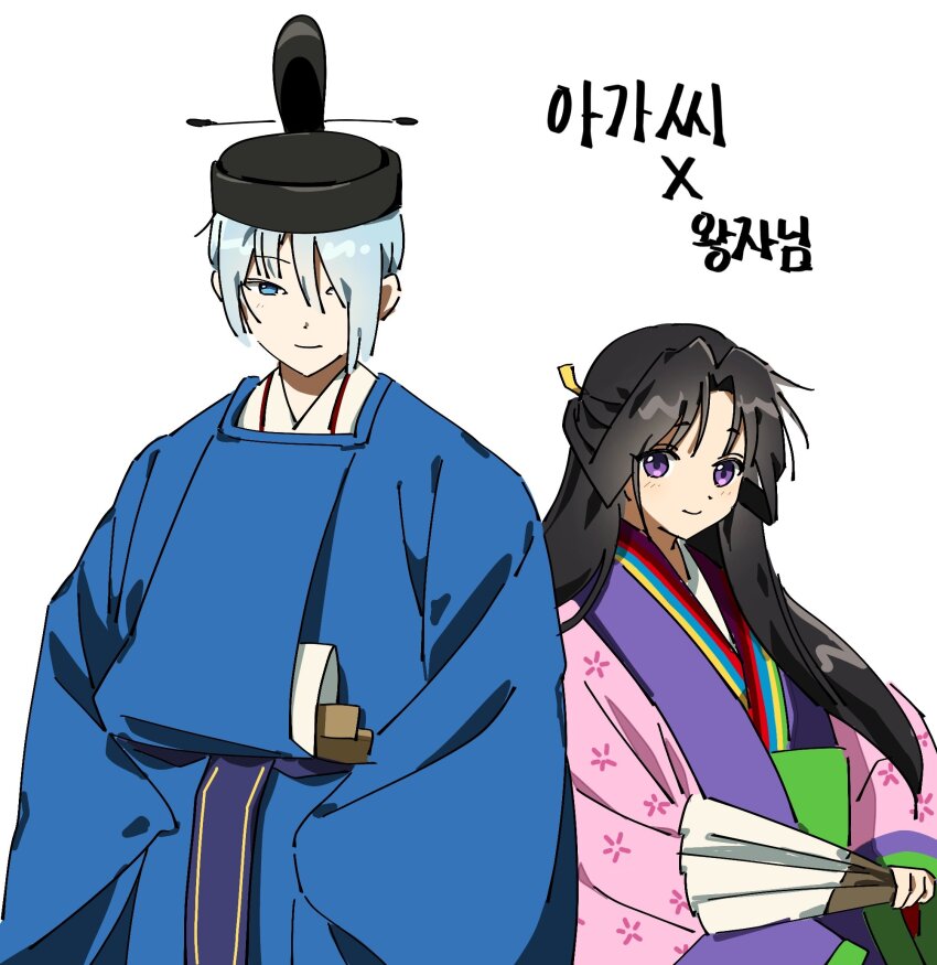 2boys, alternate_costume, alternate_hairstyle, androgynous, black_hair, blue_eyes, blue_hair, closed_mouth, crossdressing, crossdressing_(mtf), curtained_hair, floral_print, fubuki_(nige_jouzu_no_wakagimi), hair_over_one_eye, hair_over_shoulder, half_updo, hand_fan, hat, highres, hikobe_fubuki, hinamatsuri, holding, holding_fan, houjou_tokiyuki_(nige_jouzu_no_wakagimi), japanese_clothes, karaginu_mo, kimono, korean_text, layered_kimono, long_hair, looking_at_viewer, male_focus, motoyui, multiple_boys, nige_jouzu_no_wakagimi, parted_bangs, purple_eyes, sidelocks_tied_back, simple_background, sleeves_past_fingers, sleeves_past_wrists, smile, sokutai, tate_eboshi, white_background