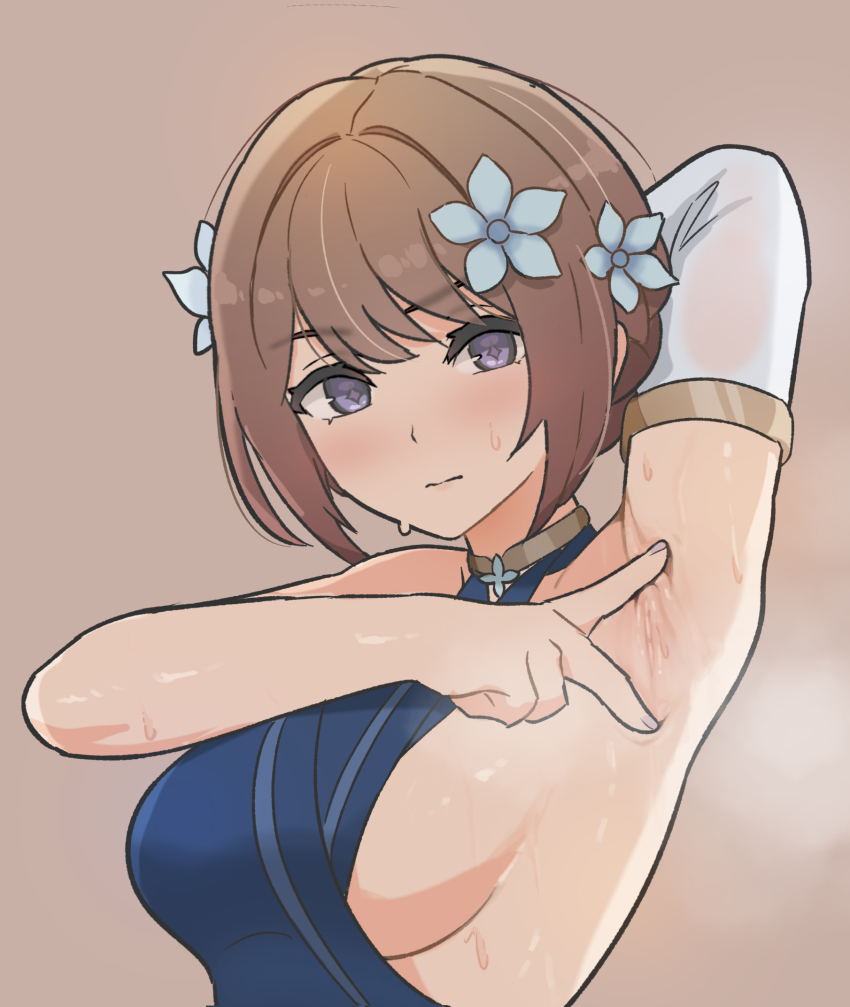 1girl, arm_behind_head, armpit_focus, armpits, bare_shoulders, blue_nails, blush, breasts, brown_background, brown_hair, closed_mouth, commentary, direidyth_(genshin_impact), flower, genshin_impact, hair_flower, hair_ornament, highres, large_breasts, looking_at_viewer, presenting_armpit, purple_eyes, short_hair, sideboob, simple_background, single_bare_arm, solo, spread_armpit, sweat, upper_body, valenthania