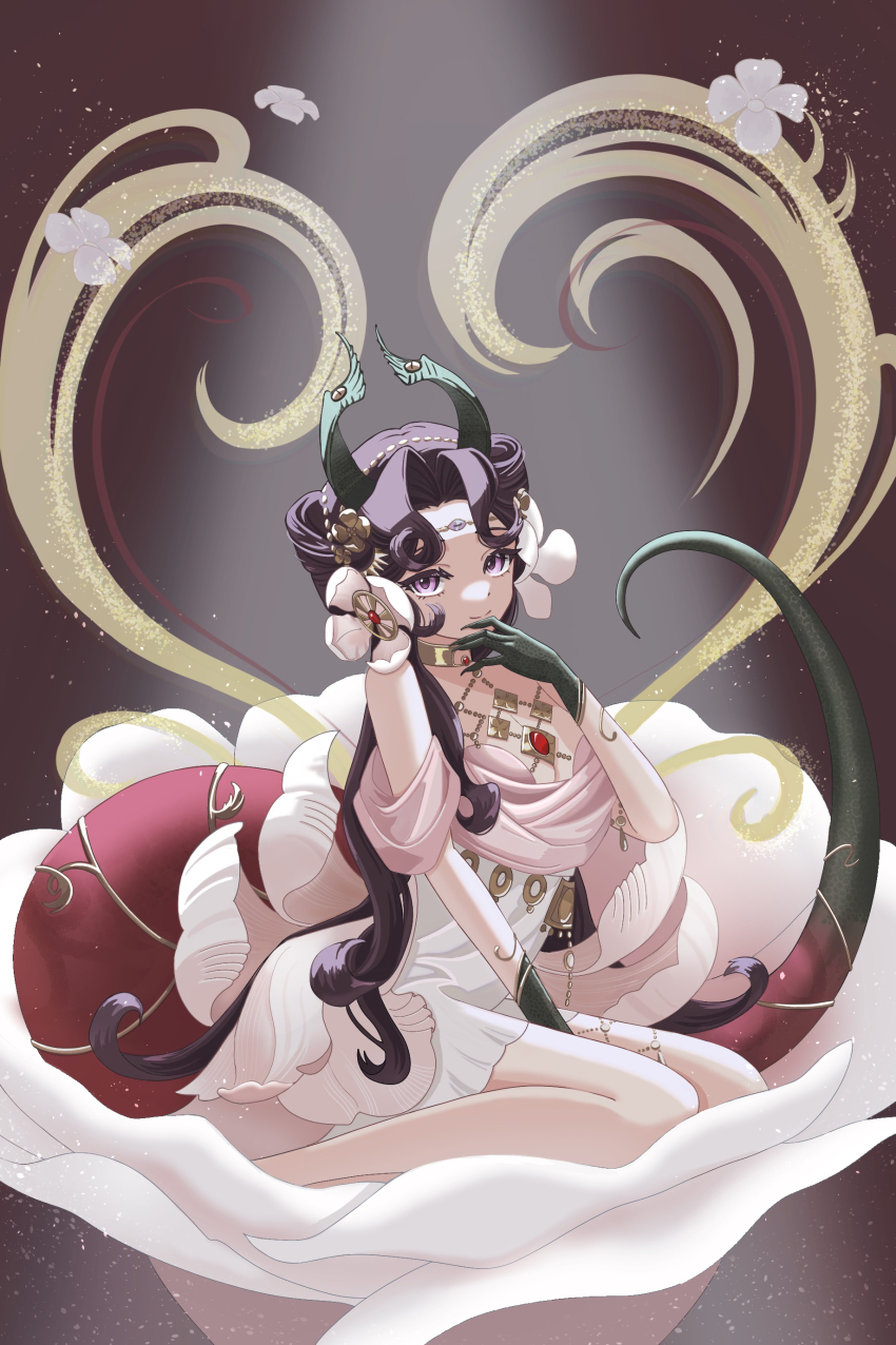1girl, absurdres, anjo_nala, anjo_nala_(forbidden_fruit), between_legs, black_hair, breasts, brown_background, cleavage, closed_mouth, commentary, demon_girl, demon_horns, dress, flower, full_body, gloves, gold_choker, gradient_tail, green_gloves, green_horns, green_tail, hair_flower, hair_ornament, hand_between_legs, hand_on_own_chin, highres, horns, lizard_tail, long_hair, looking_at_viewer, mana_(t5a1il), official_alternate_costume, on_flower, pink_tail, purple_eyes, reverse:1999, seiza, short_dress, sitting, sleeveless, sleeveless_dress, smile, solo, tail, white_dress, white_flower