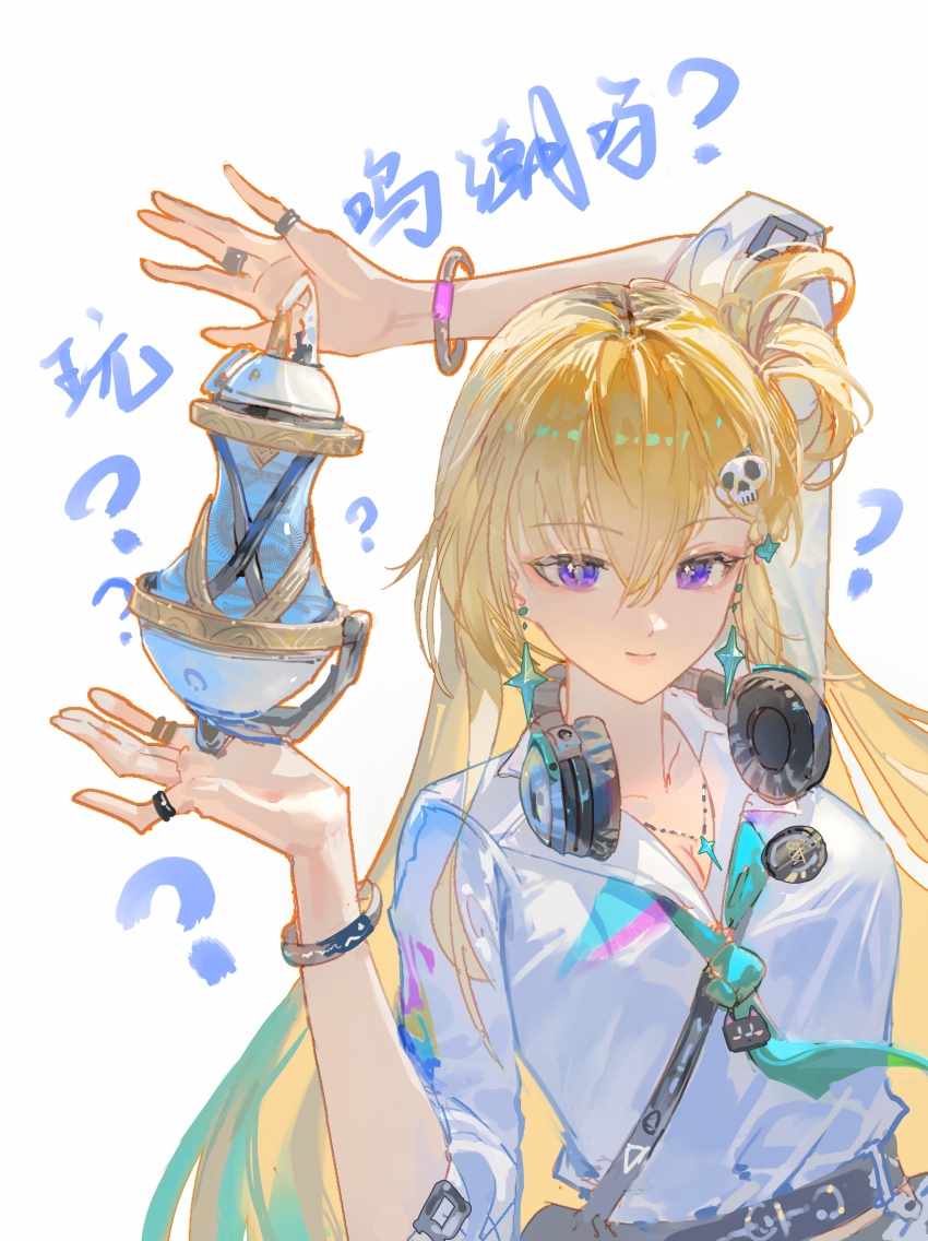 1girl, absurdres, blonde_hair, blue_necktie, breasts, chinese_commentary, chinese_text, cleavage, commentary_request, earphones_around_neck, earrings, fang_da_zai, hair_between_eyes, highres, jewelry, long_hair, lynae_(wuthering_waves), meme, multicolored_hair, necktie, purple_eyes, ring, sidelocks, solo, streaked_hair, two-tone_hair, white_background, wuthering_waves
