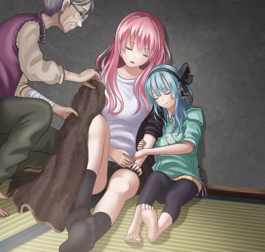 3girls, aikawa_megumi, akagi_rumi, aqua_hoodie, arm_hug, bandaged_arm, bandages, barefoot