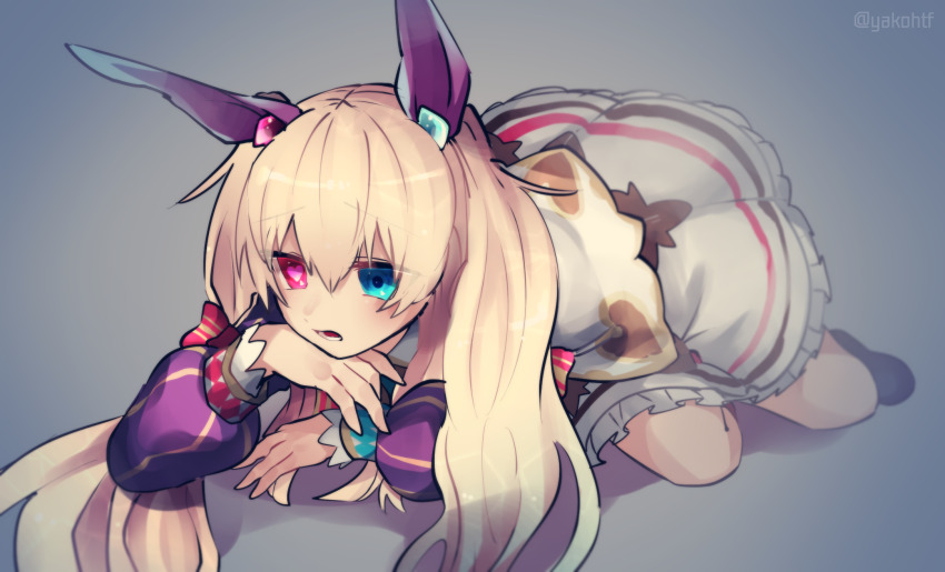 1girl, black_shoes, blonde_hair, blue_eyes, chaos_alice_(grimms_notes), chaos_alice_(original)_(grimms_notes), gradient_background, grey_background, grimms_notes, hair_between_eyes, head_rest, heart, heart-shaped_pupils, heterochromia, highres, long_hair, long_sleeves, lower_teeth_only, open_mouth, pink_eyes, puffy_long_sleeves, puffy_sleeves, purple_sleeves, shoes, skirt, solo, striped_sleeves, symbol-shaped_pupils, teeth, twintails, white_skirt, yako_(pzy)