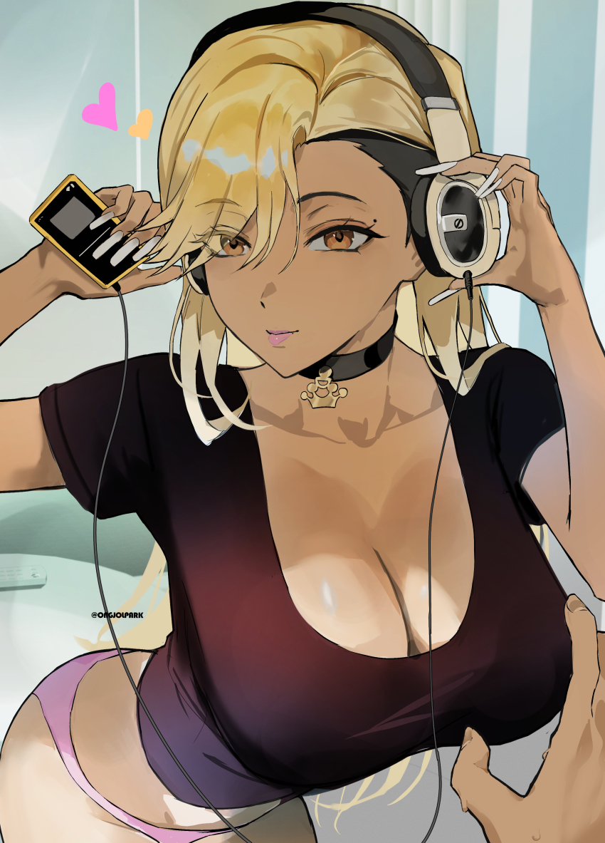 1girl, absurdres, black_choker, black_hair, black_shirt, blonde_hair, breasts, brown_eyes