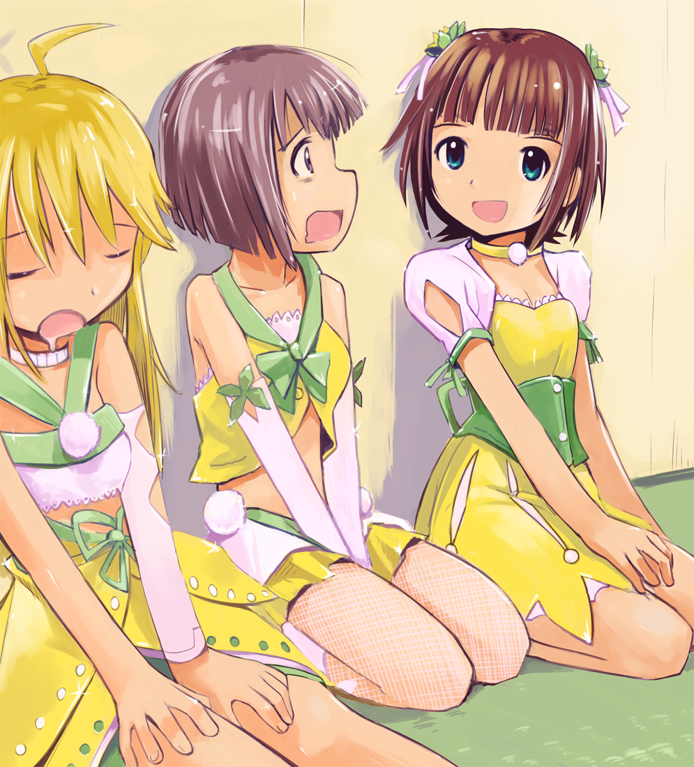 10s, 3girls, amami_haruka, bags_under_eyes, between_legs, blonde_hair, brown_hair, choker, drooling, eye_contact, hagiwara_yukiho, hand_between_legs, hoshii_miki, idolmaster, idolmaster_(classic), idolmaster_2, kanikani_(juicy), looking_at_another, multiple_girls, seiza, short_hair, sitting, sleeping, vital_sunflower