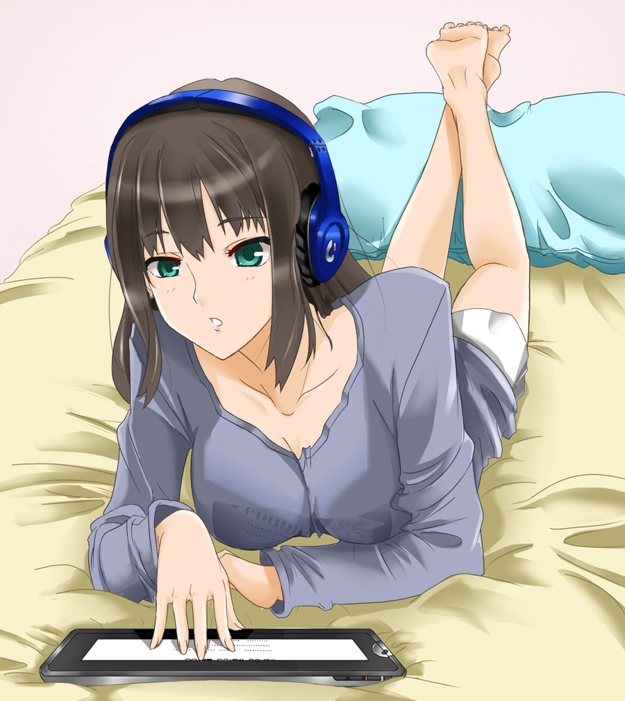 10s, 1girl, aqua_eyes, bad_id, bad_pixiv_id, barefoot, bed, brown_hair, chuu_(rinet), collarbone, feet, female_focus, headphones, idolmaster, idolmaster_cinderella_girls, long_hair, lying, on_stomach, pillow, rinet, shibuya_rin, solo, tablet_pc