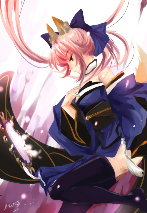 10s, 1girl, animal_ears, black_thighhighs, bow, brown_eyes, fate/extra, fate_(series), female_focus, fox_ears, fox_tail, hair_bow, japanese_clothes, long_hair, long_sleeves, mirror, pink_hair, puyue, solo, tail, tamamo_no_mae_(fate), thighhighs, wide_sleeves