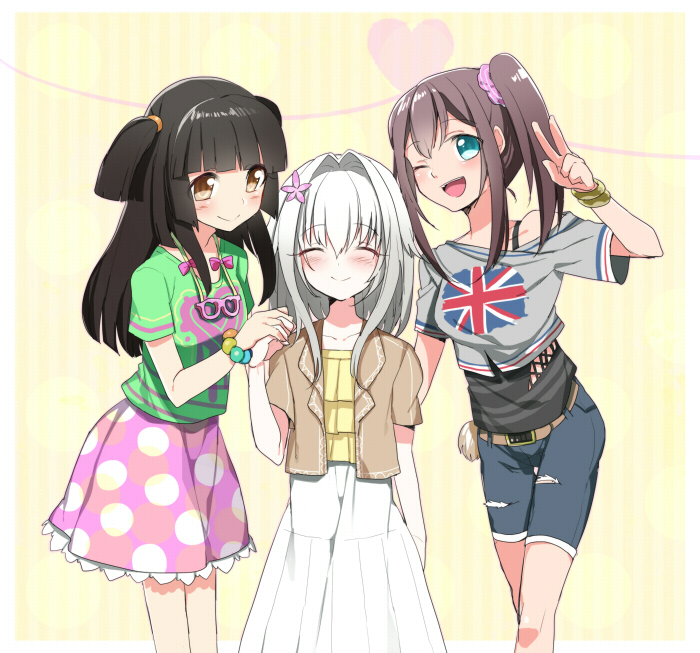 1boy, 2girls, ;d, ^_^, androgynous, asai_miki, bad_id, bad_nicoseiga_id, belt, blue_eyes, blush, bracelet, brown_hair, closed_eyes, collarbone, erubo, flag_print, flower, girl_sandwich, glasses, green_shirt, hair_intakes, hair_ornament, holding_hands, interlocked_fingers, jewelry, multiple_girls, off-shoulder_shirt, off_shoulder, one_eye_closed, open_mouth, original, polka_dot, polka_dot_skirt, print_shirt, sandwiched, shiokari_monaka, shirt, short_hair, short_sleeves, shorts, side_ponytail, silver_hair, skirt, smile, striped_background, torn_clothes, trap, twintails, two_side_up, union_jack, united_kingdom, v, vertical_stripes, wink, yellow_background, yellow_eyes, yohane_bonaventura