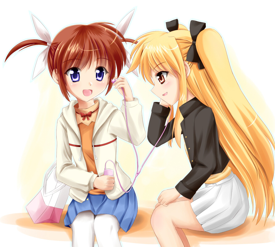 2girls, alternate_legwear, bag, blonde_hair, brown_hair, mp3_player, earbuds, earphones