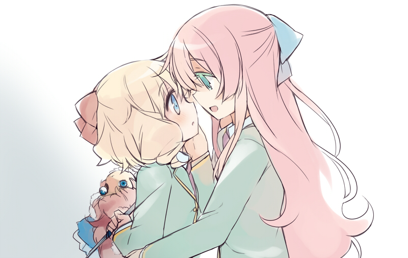 10s, 2girls, :o, bad_id, bad_pixiv_id, blonde_hair, blue_eyes, blush, curly_(jintai), doll, eye_contact, green_eyes, hair_ribbon, hug, jinrui_wa_suitai_shimashita, knife, long_hair, looking_at_another, mizuki_(koko_lost), multiple_girls, open_mouth, pink_hair, ribbon, school_uniform, short_hair, simple_background, watashi_(jintai), yandere, yuri
